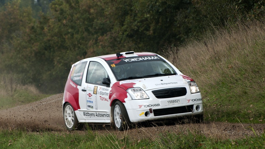 Frank Nielsen og Per Brodersen kører altid effektivt på de snoede grusveje
(Foto: rallypics.dk / Viggo Johansen)